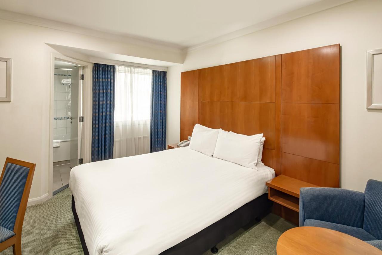 Holiday Inn Basingstoke By Ihg Exterior photo