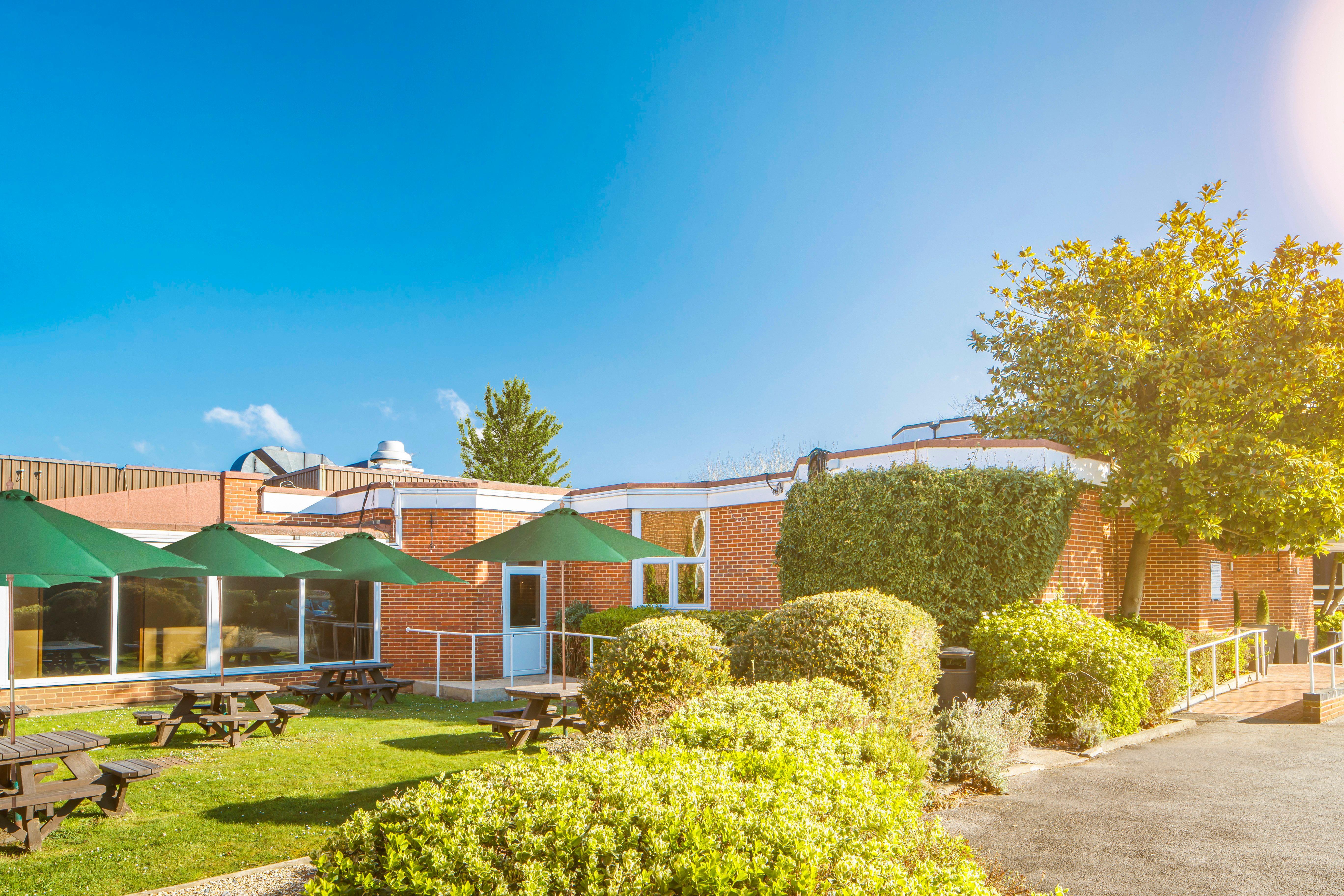 Holiday Inn Basingstoke By Ihg Exterior photo