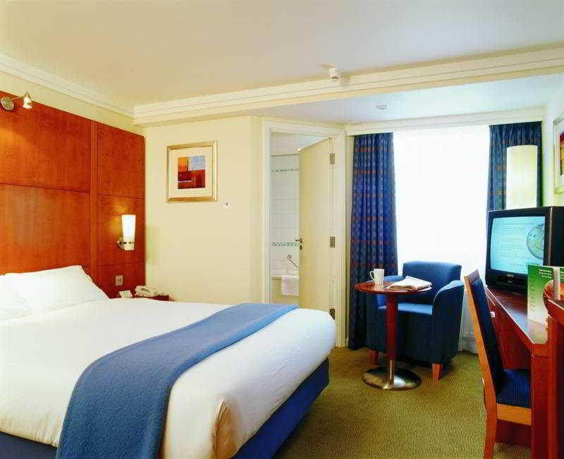 Holiday Inn Basingstoke By Ihg Exterior photo